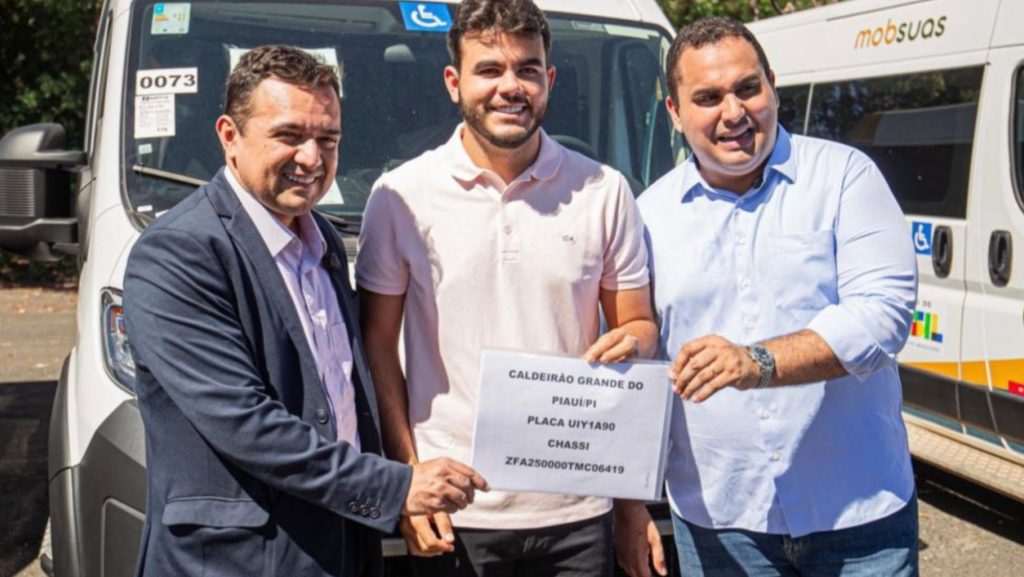 Prefeito Filipe Gonçalves recebe veículo do MobSuas para Caldeirão Grande do Piauí