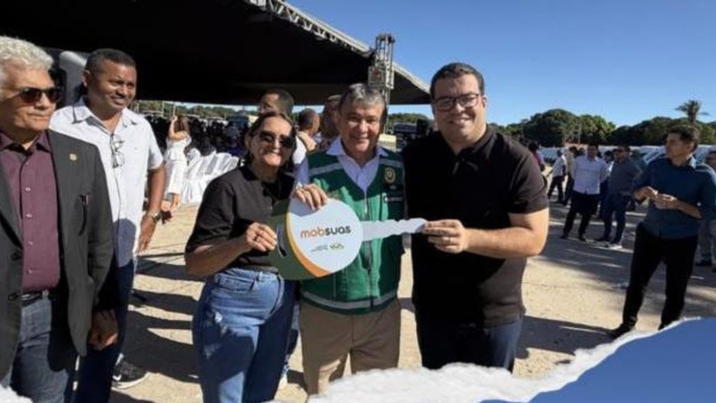 Prefeito Saulo recebe nova van do MobSUAS para Assistência Social de Passagem Franca