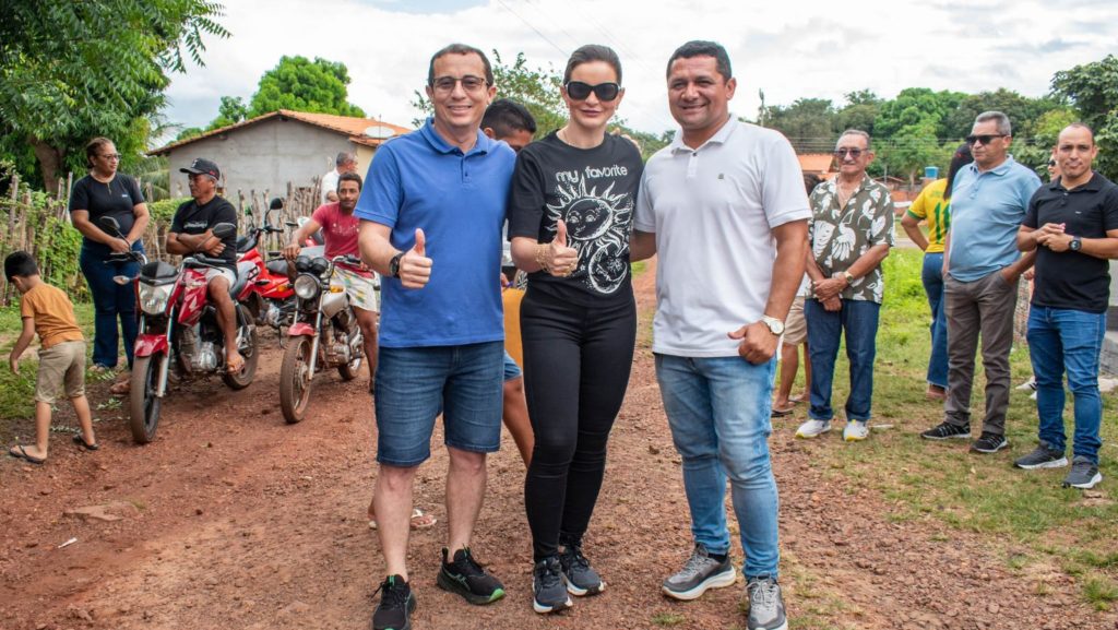 Prefeita Laura Rosa assina ordem de serviço para pavimentar 12 ruas no povoado Estreito