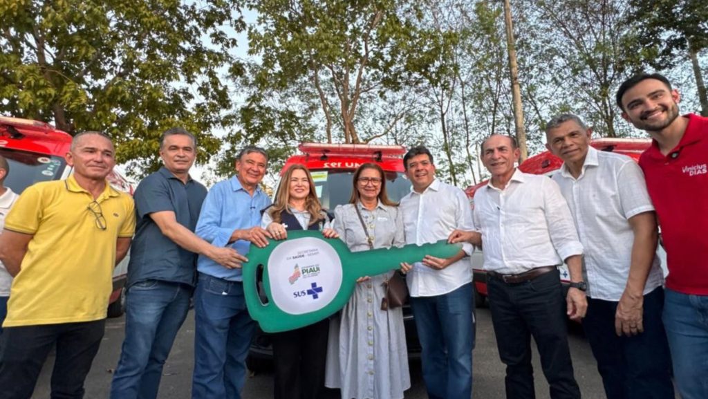 Prefeita Lúcia Lacerda recebe ambulância do SAMU para Pimenteiras