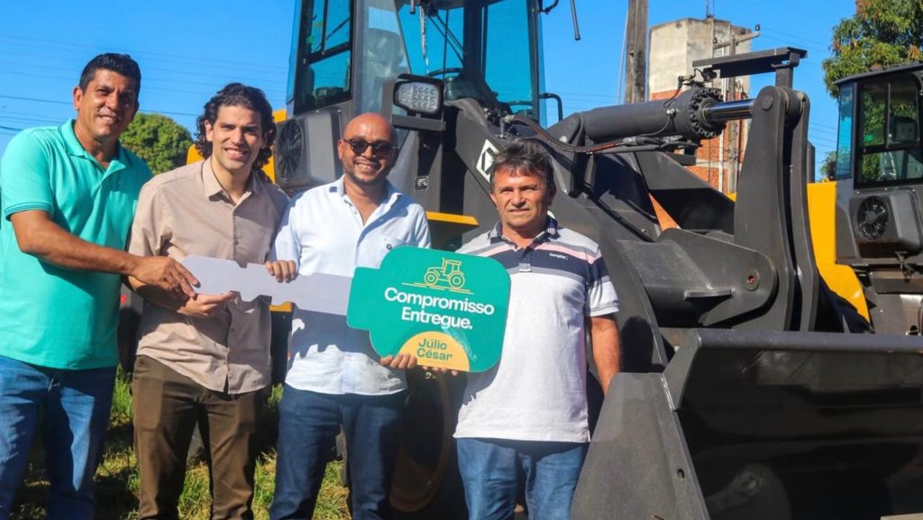 Cabeceiras Piauí recebe retroescavadeira para reforçar infraestrutura rural