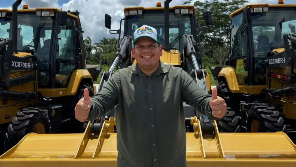 Prefeito Alandelon anuncia aquisição de retroescavadeira para Madeiro
