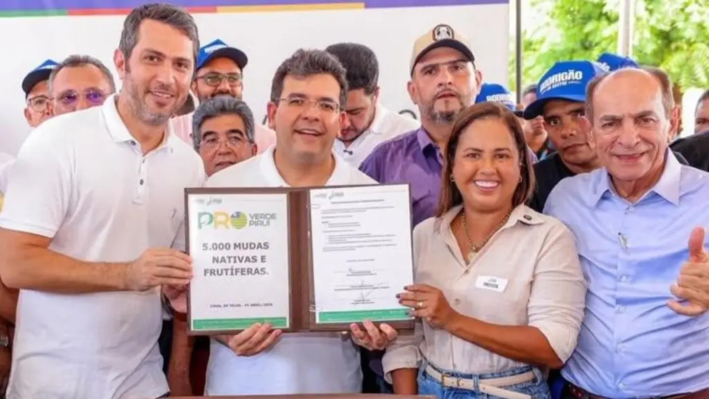 Prefeita karyne e Rafael Fonteles visitam obras durante agenda em Cocal de Telha