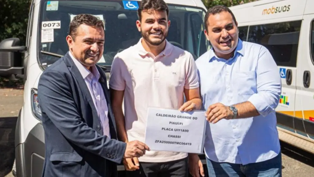 Prefeito Filipe Gonçalves recebe veículo do MobSuas para Caldeirão Grande do Piauí