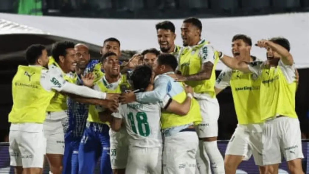 Palmeiras goleia Vitória  e amplia vantagem na liderança do Brasileirão